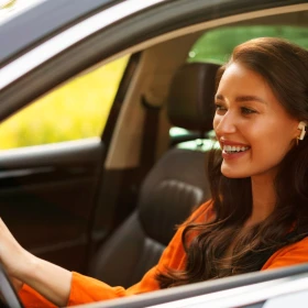 Una mujer conduce un coche