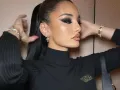 Amina Muaddi tocándose el cabello..jpg