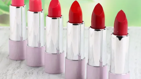 Los tonos fríos de labiales pueden quitar lo amarillento de los dientes