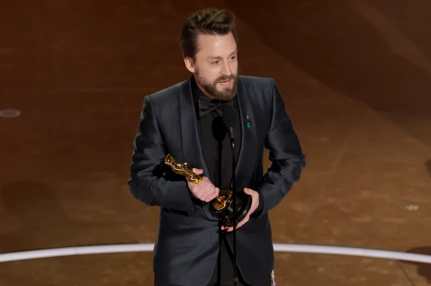 Kieran Culkin se llevó el premio como Mejor Actor de Reparto, por ‘A Real Pain’. | Foto: Kevin Winter/Getty Images