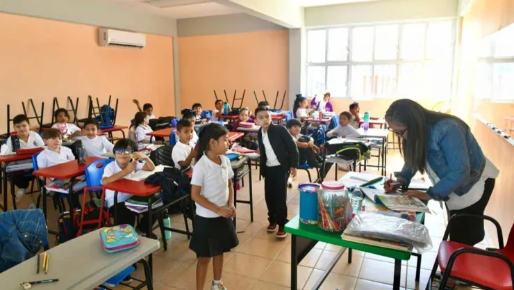 Alumnos tomando clases.