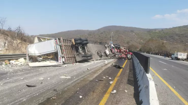ÚLTIMA HORA Reportan APARATOSO choque en la Autopista Guadalajara a Colima; hay cierre viales
