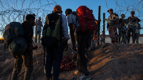 Migrantes cruzan la frontera de México y Texas