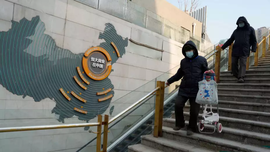 Zona comercial parcialmente cerrada de la promotora Evergrande en Beijing, China.