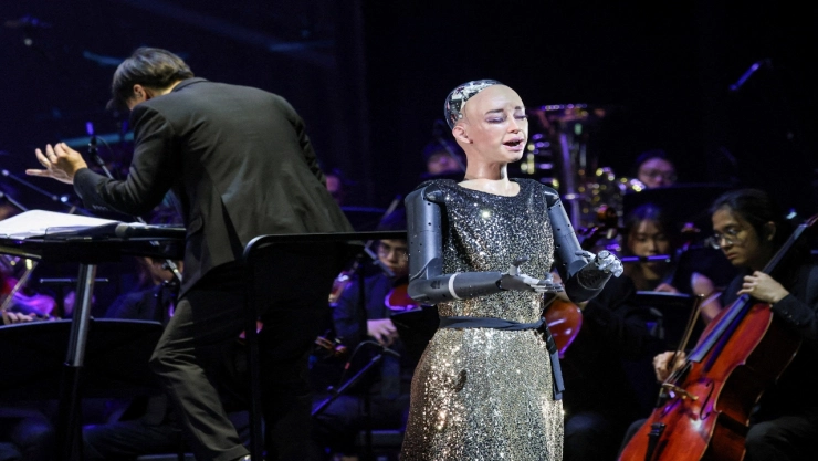 Robot humanoide “Sophia” debuta en concierto de música clásica en Hong Kong (VIDEO)