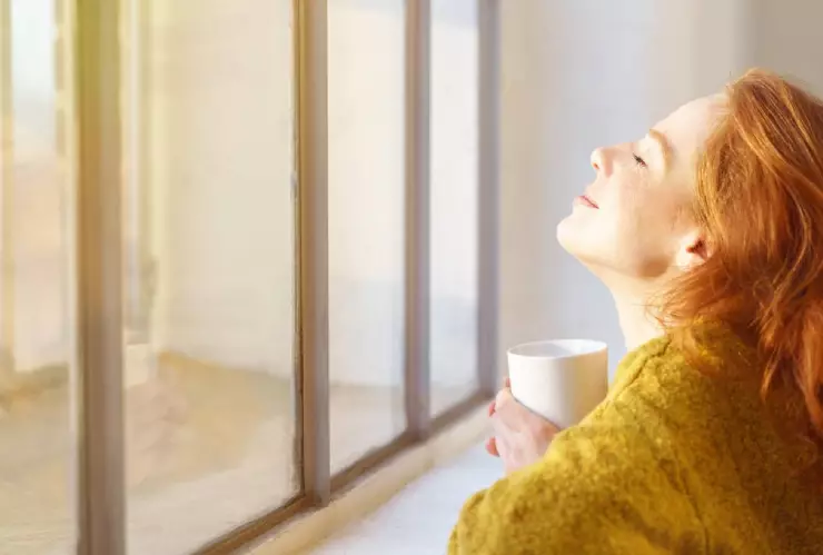 Chica disfrutando el sol que ilumina su rostro