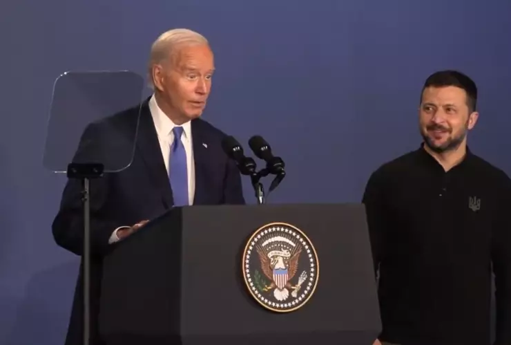 Joe Biden en el escenario de la OTAN junto a Volodímir Zelenski