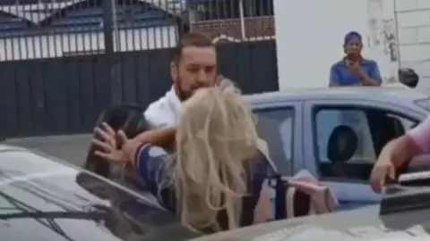 Mujeres se agarran a golpes por infidelidad