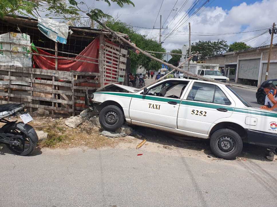 choque entre dos autos en Cancún dejan un lesionado