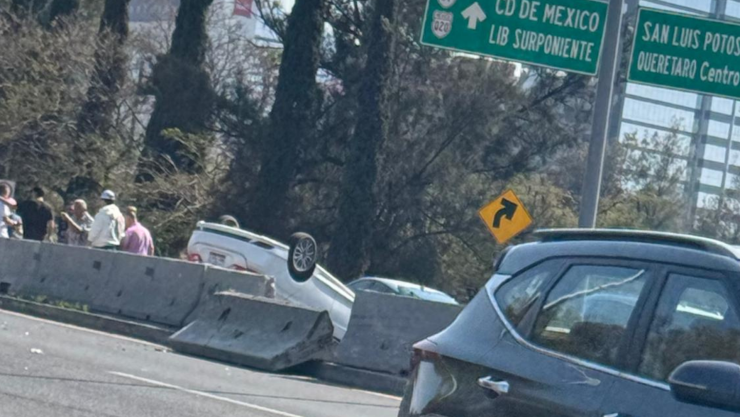 Volcadura en Bernardo Quintana; cierre de vialidades