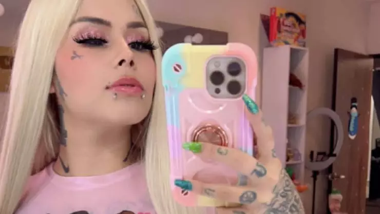 Mona y Geros buscan empleada domestica