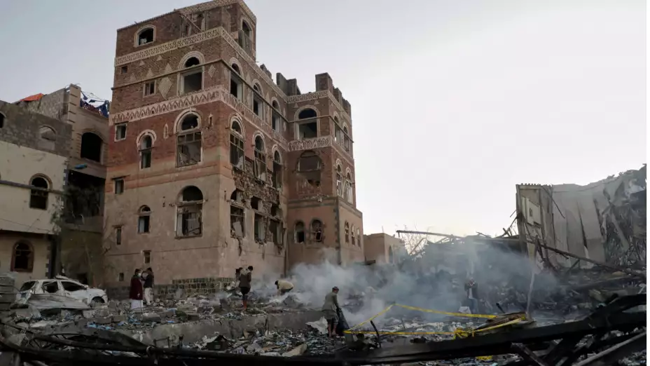 Escena en Saná, Yemen, tras ataques aéreos de EU.