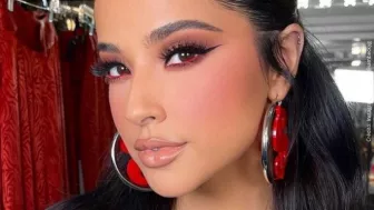 Becky G con aretes maxi. .jpg