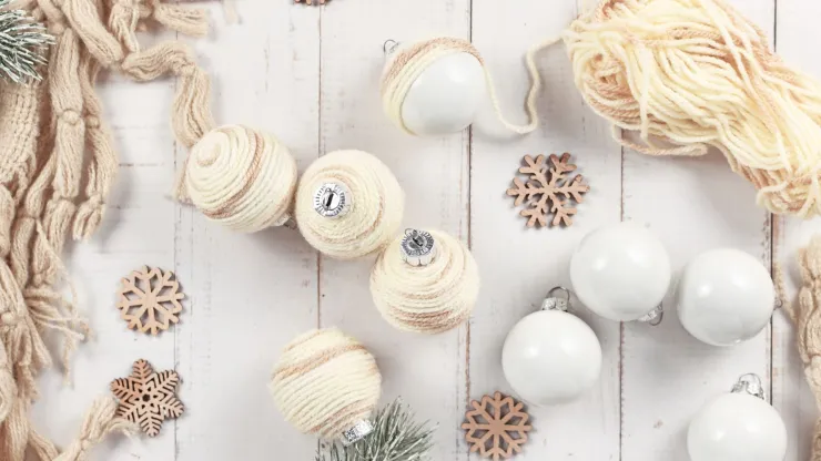 Árbol boho chic: Una Navidad relajada y artesanal con tonos tierra y detalles naturales.