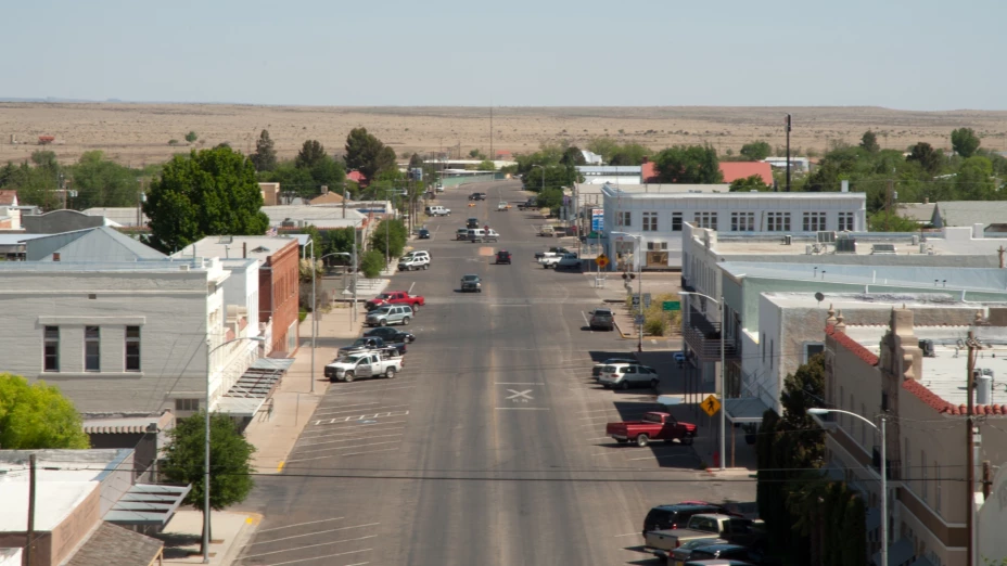 Vista aérea de un pequeño pueblo de Texas, con sus calles y edificios pequeños
