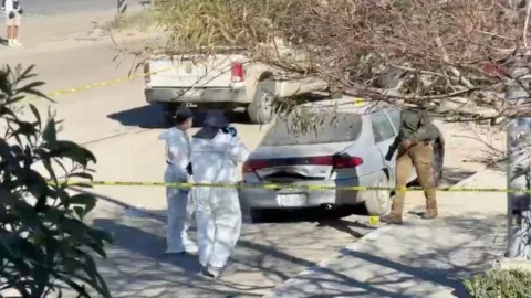Localizan cuerpo dentro de vehículo abandonado en Tijuana