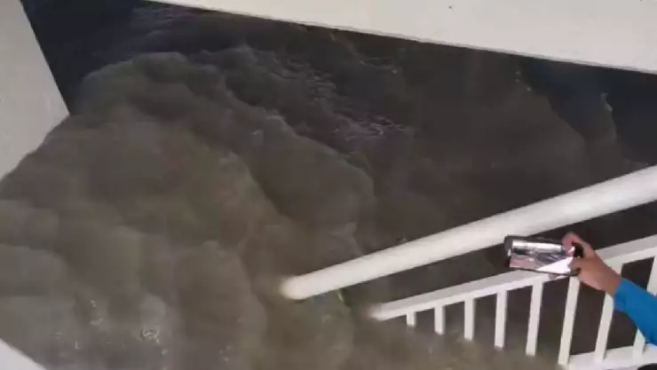 Video ¡Como el Titanic! Huracán Ian inunda edificio en Florida