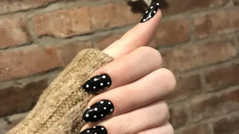 11 ideas de uñas negras que se ven elegantes para usarlas en marzo de 2026