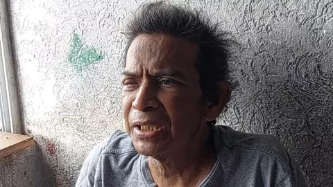 Don Isaías vive solo en Palmas del Coyol; vecinos lo apoyan con comida y agua