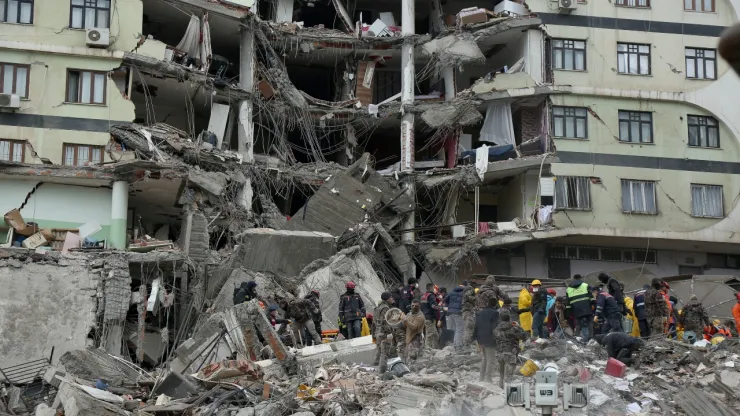 Sismo de 7.8 deja miles de muertos en Turquía y Siria