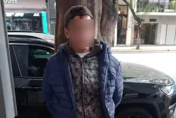 Golpea y roba a su víctima dentro de su casa