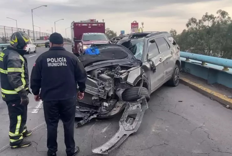 Fuerte accidente en Bosques de Aragón: Camioneta y camión de carga quedan destruidos
