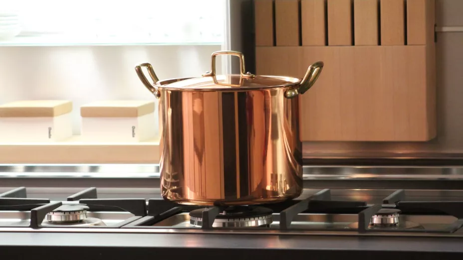 El truco de los chefs que limpia lo quemado de las ollas y las deja como nuevas