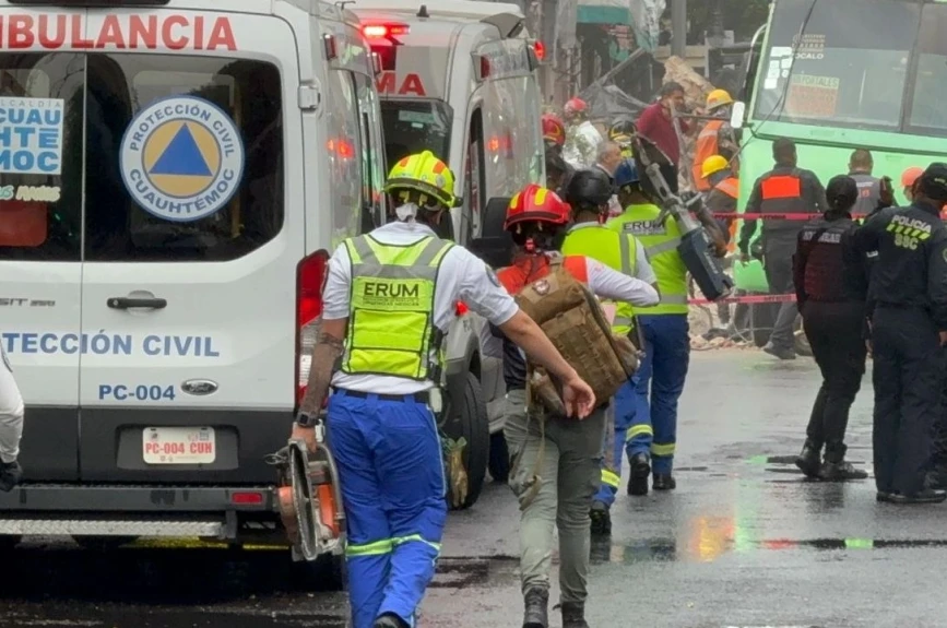 Colapso de barda en Centro Histórico en CDMX deja lesionados.
