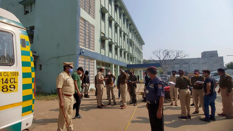 Escena de un incendio en el hospital general de distrito en Bhandara, India.jpg