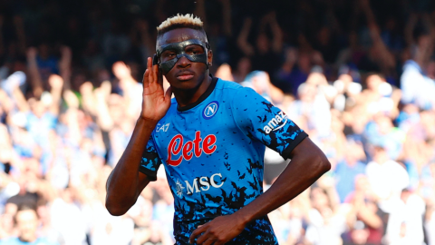 Victor Osimhen celebrando gol ante Sassuolo en Serie A
