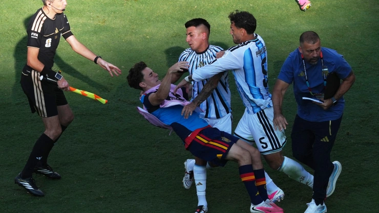 Leandro Paredes arremete contra los jugadores de España tras perder la final del Mundial 2026.