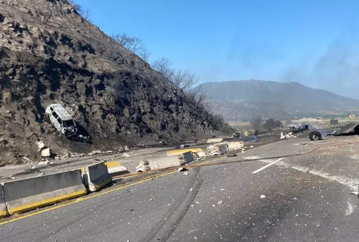 En redes sociales circula un video del momento de la explosión de la pipa de gas en el que se observa a varias personas correr para protegerse.