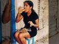 Salma comiendo tacos.jpg