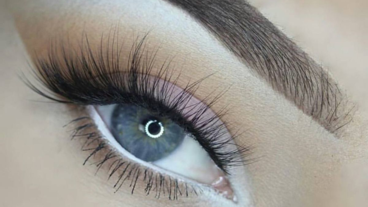 Cómo maquillar los ojos para que se vean más pequeños si los tienes saltones: paso a paso