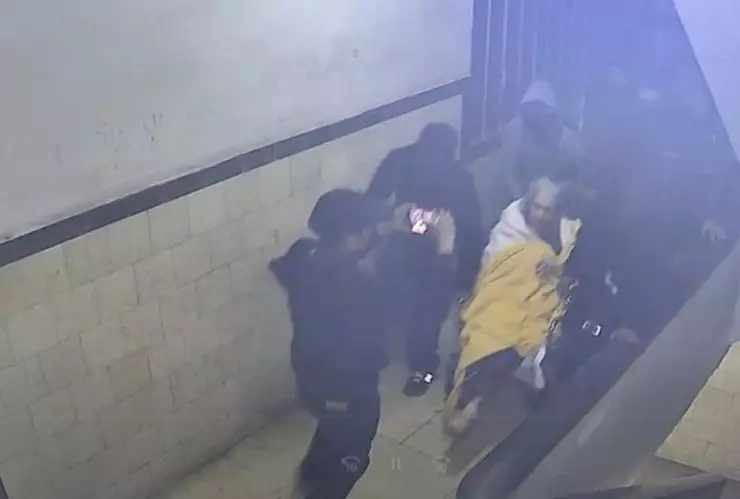 Desalojan a abuelita en silla de ruedas y a otras personas de edificio de la alcaldía Cuauhtémoc