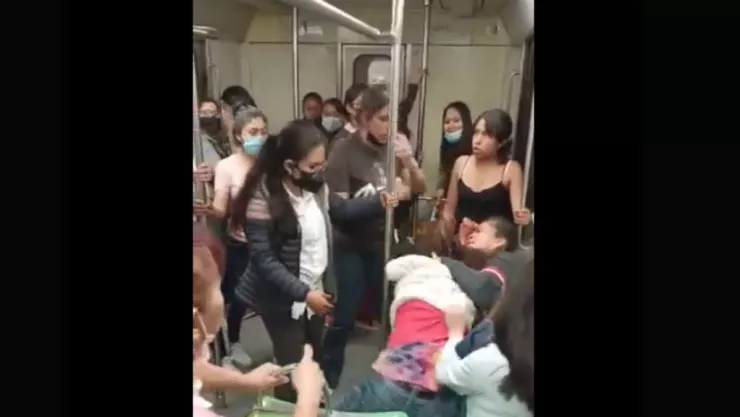 Pelea de mujeres en metro de CDMX