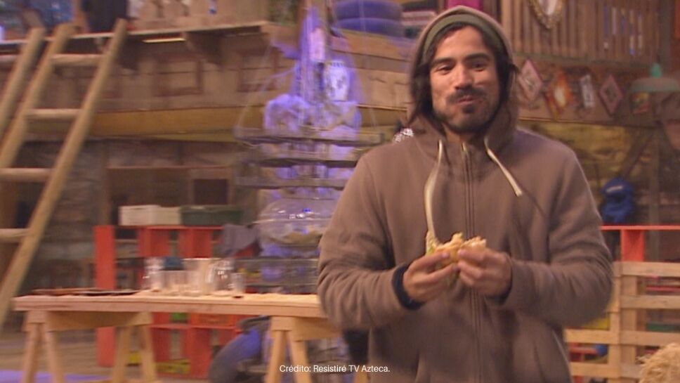 Sebas ni tardo ni perezoso se lanzó contra las hamburguesas.