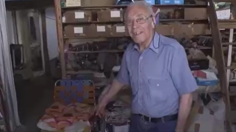 Hombre veía el mundial en la calle y le regalan una televisión