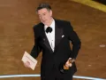 Peter Straughan se llevó el Premio a Mejor Guion Adaptado, por ‘Conclave’ en los Premios Oscars 2025. | Foto: Kevin Winter/Getty Images