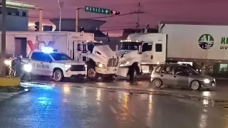 ¡ÚLTIMA HORA! Fuerte accidente entre tráiler y camión en avenida López Portillo en Cancún; tráfico pesado