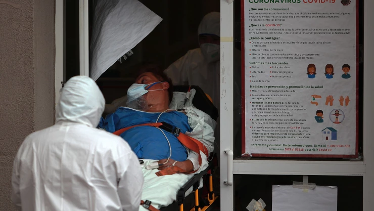 Trasladan a paciente con síntomas de COVID-19