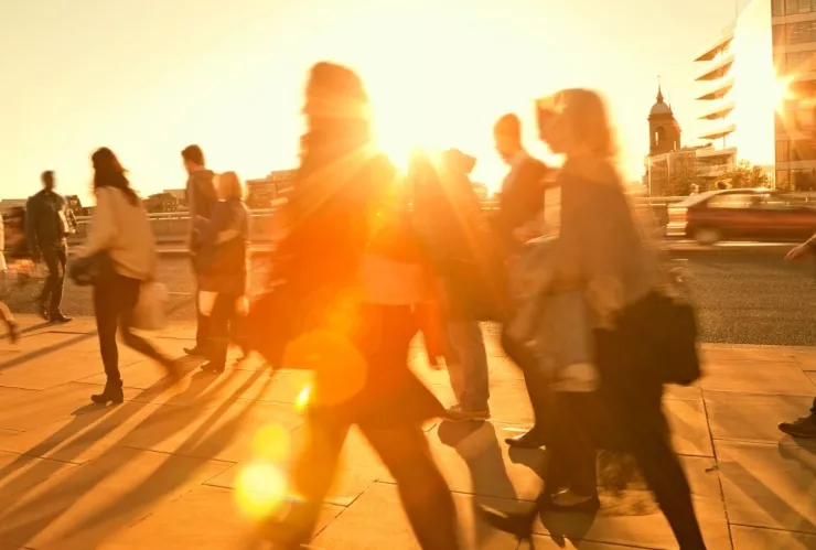 personas transitando en la calle bajo el intenso calor