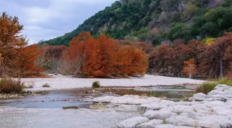 Garner State Park en Texas muestra el inmenso paisaje otoñal de la temporada