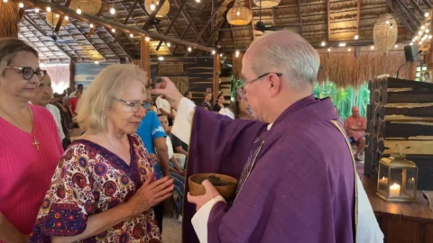 Miércoles de Ceniza 2025_ Fieles en Cancún acuden a imponerse el crisma en las iglesias.jpg