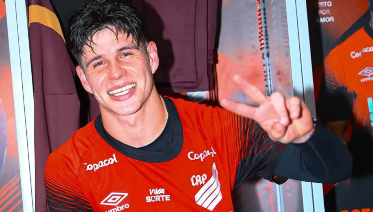 Zapelli es seguido por el América