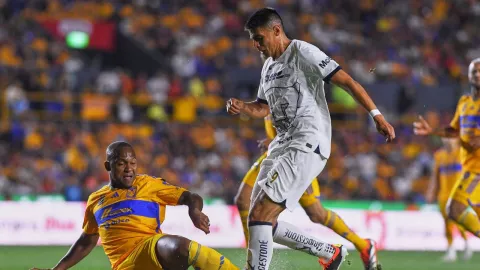 Guillermo Martínez en el partido Pumas vs Tigres