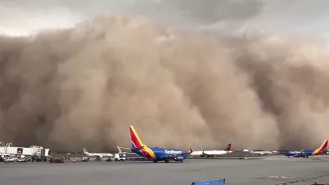 FAA reporta retrasos y suspensiones temporales por tormenta de polvo en Arizona