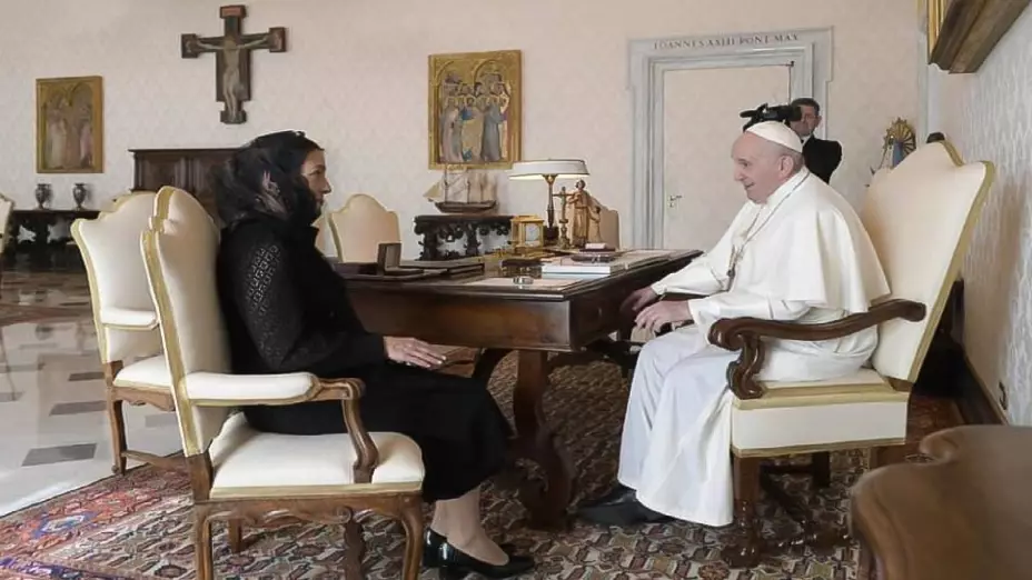 Beatriz Gutiérrez Müller se reunió con el Papa y le entregó carta de AMLO