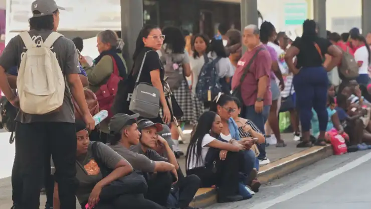 Personas frente a una calle tras un terremoto en Panamá.