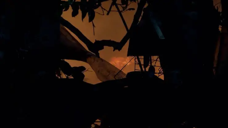 Voraz incendio consume vivienda en colonia de Minatitlán